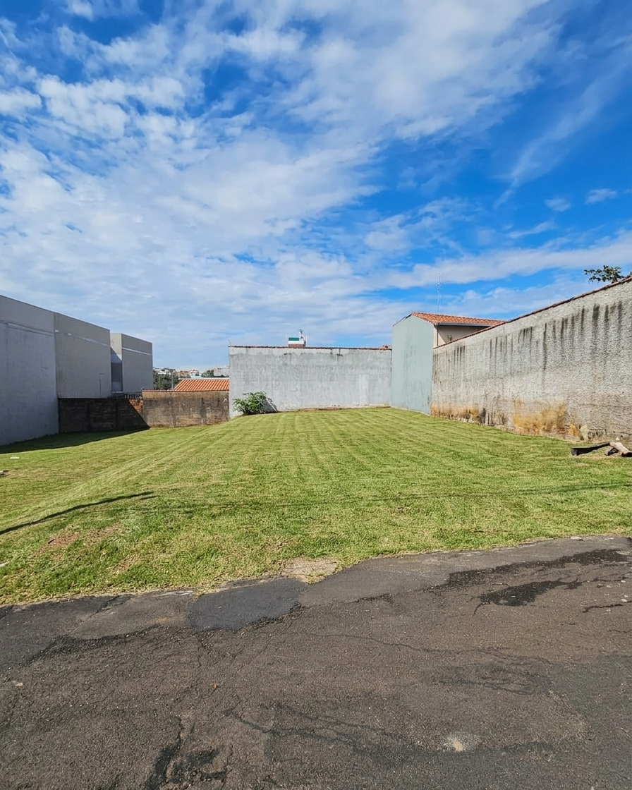 Terreno no bairro Jardim Noêmia à Venda
